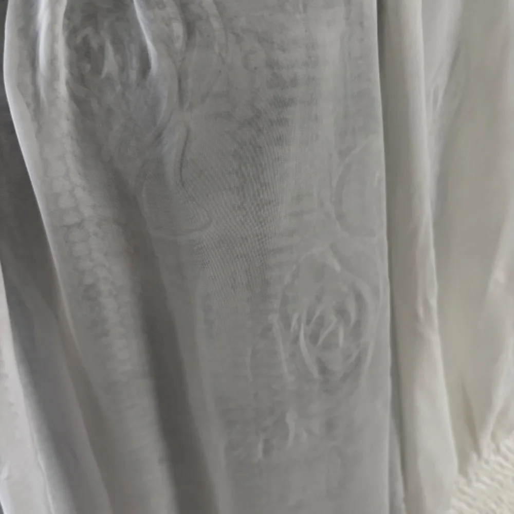Anthropologie Current Air White Rose Pattern Puff Sleeve Blouse.‎ Size L.